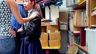 Una madrastra asiática, una MILF, salva a su hijo adolescente de la policía.